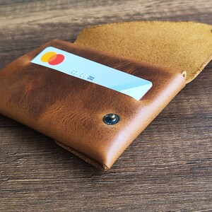 Cartera de cuero minimalista con forma de gato en amarillo. Cartera ligera de alta calidad hecha a mano con llavero de cuero. Ideas de regalo para papá y novio.