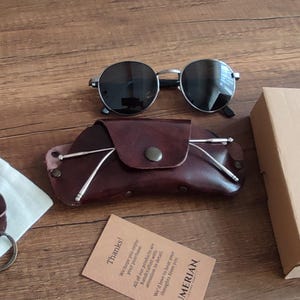 Custodia per occhiali in pelle effetto Cordovan minimalista - Custodia per occhiali in vera pelle senza cuciture - Custodia per occhiali da sole fatta a mano - Portachiavi gratuito