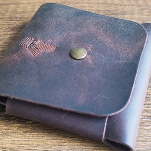 Cartera minimalista de cuero marrón cuadrada: billetera única y de alta calidad hecha a mano con billetera cuadrada / billetera con bolsillo frontal para él