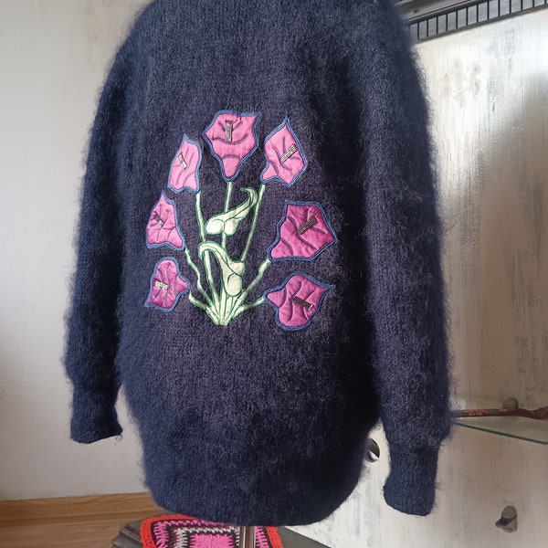Cardigan vintage années 80 incroyablement chaud en laine et mohair appliques brodées de fleurs bleu marine - taille M (mais convient à L).