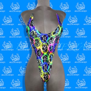 Ręcznie robiony ultraminimalistyczny jednoczęściowy kostium kąpielowy typu monokini typu G-string/T-string – z głębokim przodem, abstrakcyjnym neonowym nadrukiem, egzotyczny strój do tańca, kostium kąpielowy na festiwale i Halloween