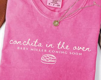 Conchita in the oven, Latina Pregnancy Reveal Comfort Colors® Shirt, Spanish Couple Shirt, Expecting Mom To Be, Dad To Be Maternity Shirt