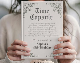 Pode incluir: Um livro de cápsula do tempo branco com as palavras "Time Capsule" em uma fonte decorativa. O livro tem um design floral e o texto "To be opened on Sophia's 18th Birthday". A palavra "FRONT" está na parte inferior.