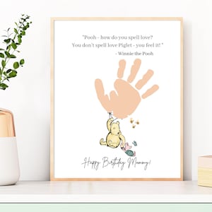 Empreinte de main de citation de sentiment de Winnie l'ourson, cadeau imprimable de joyeux anniversaire, porcelet et ourson, travaux manuels préscolaires ou de maternelle, carte-cadeau de souvenir