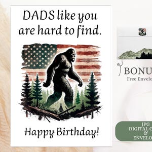 Pode incluir: Um cartão branco com o texto "DADS like you are hard to find." e "Happy Birthday!". O cartão apresenta uma ilustração de Bigfoot em frente a uma bandeira americana e pinheiros. Inclui um envelope grátis de bónus.