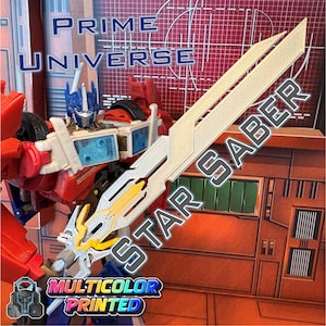 Puede incluir: Un juguete Transformer Prime Universe rojo, blanco y azul sosteniendo un Star Saber blanco y amarillo. La imagen incluye el texto "Prime Universe", "Star Saber" y "Multicolor Printed".