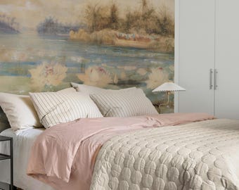 Könnte beinhalten: Ein Schlafzimmer mit einem Bett mit einer beige gesteppten Bettdecke und einem rosa Bettbezug. Gestreifte und unifarbene weiße Kissen sind auf dem Bett angeordnet. Die Wand hinter dem Bett ist mit einem großen Wandbild geschmückt, das eine ruhige Landschaft mit Seerosen und einem Boot darstellt.