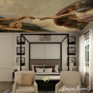 Puede incluir: Interior de dormitorio con cama con dosel, dos sillones y una mesa pequeña. El mural del techo representa una sección de "La Creación de Adán" de Miguel Ángel. La habitación está decorada en tonos neutros con obras de arte enmarcadas en negro.