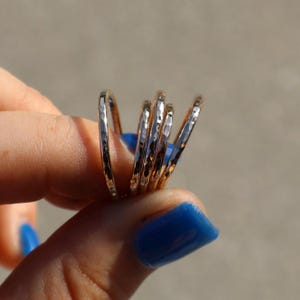 14カラットのゴールドフィルドリング。ハンドメイドで槌目加工が施されています。重ね付けにも最適で、耐水性と耐候性があり、変色しません。