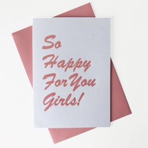 Sono così felice per voi ragazze! Biglietto di congratulazioni, partecipazione di nozze, stampa tipografica.