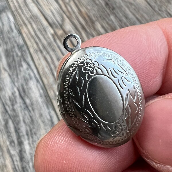 Tiny Oval Locket | Secret Keeper | Pictures of Ancestors | Magic Vessel