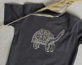 Babyshirt Schildkröte, dunkelgraues T-Shirt für Kids,  personalisierbar mit eigenem Namen