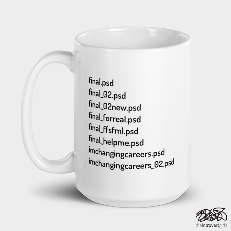 Op de afbeelding: Witte keramische mok met zwarte tekst die bestandsnamen vermeldt: "final.psd", "final_02.psd", "final_02new.psd", "final_forreal.psd", "final_ffsfml.psd", "final_helpme.psd", "imchangingcareers.psd", "imchangingcareers_02.psd".