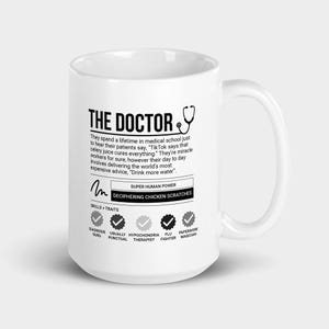 Op de afbeelding: Een witte keramische mok met een zwart-witte illustratie van een arts met een stethoscoop. De tekst "THE DOCTOR" staat bovenaan de mok. De tekst onder de illustratie luidt: "Ze besteden een leven lang aan de medische faculteit, alleen om van hun patiënten te horen: 'TikTok zegt dat selderijsap alles geneest.' Ze zijn zeker wonderwerkers, maar hun dagelijkse werk bestaat uit het geven van de duurste adviezen ter wereld. 'Drink meer water.'" De tekst "SUPER HUMAN POWER" en "DECIPHERING CHICKEN SCRATCHES" staat onder de tekst. De mok heeft ook een lijst met vaardigheden en eigenschappen met vinkjes ernaast.