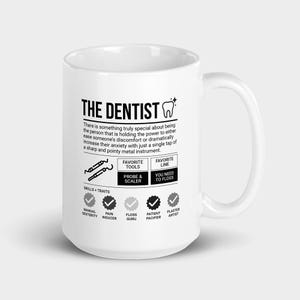 Op de afbeelding: Een witte keramische mok met een zwart-witte illustratie van een tandarts. De mok heeft de tekst "THE DENTIST" en een lijst met vaardigheden en eigenschappen die bij het beroep horen.