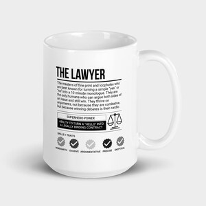 Op de afbeelding: Een witte keramische koffiemok met een zwart-wit grafisch ontwerp. De grafiek bevat de tekst "THE LAWYER" en een lijst met vaardigheden en eigenschappen, waaronder "wordsmyth", "evasive", "argumentative", "precise" en "skeptical".