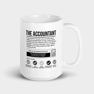 Op de afbeelding: Witte keramische koffiemok met een zwart-wit ontwerp met de tekst "The Accountant". Het ontwerp bevat een definitie van een accountant, een lijst met vaardigheden en eigenschappen, en een beoordelingssysteem met vinkjes.