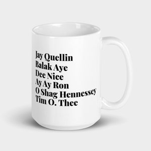 Op de afbeelding: Een witte keramische mok met zwarte tekst die "Jay Quellin Balak Aye Dee Nice Ay Ay Ron O Shag Hennessey Tim O. Thee" luidt