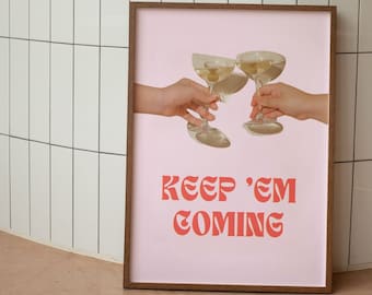 Könnte beinhalten: Ein rosa Poster mit braunem Rahmen, auf dem zwei Hände Champagnergläser hochhalten, mit dem Text "KEEP 'EM COMING" in Rot.