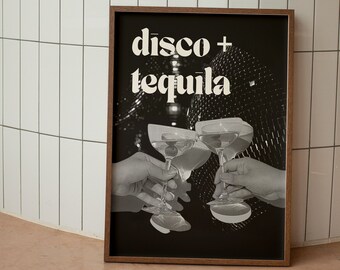 Könnte beinhalten: Ein schwarz-weißes Poster mit dem Text "disco + tequila" in weißen Buchstaben. Das Poster zeigt ein Foto von drei Händen, die Martini-Gläser hochhalten.