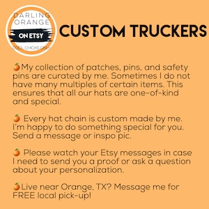 以下が含まれることがあります： オレンジ色の背景に「DARLING ORANGE ON ETSY COOL CHICKS ONLY CUSTOM TRUCKERS」というテキストがあります。テキストは白黒です。タイトルの下のテキストは次のとおりです。「私のパッチ、ピン、安全ピンコレクションは、私がキュレーションしています。時には、特定のアイテムを複数持っていません。これは、私たちのかぶり物がすべてユニークで特別なものになることを保証します。すべての帽子チェーンは、私がカスタムメイドしています。あなたのために何か特別なことをするのが楽しみです。メッセージまたはインスピレーション画像を送信してください。パーソナライズに関する確認を送信したり、質問をしたりする必要がある場合に備えて、Etsyのメッセージを確認してください。オレンジ、TXの近くに住んでいますか？無料の地元でのピックアップのためにメッセージを送信してください！