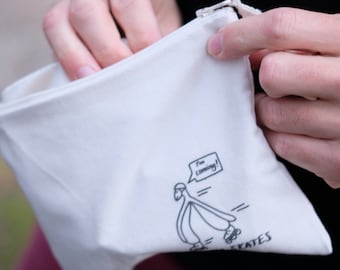 Puede incluir: Bolsa de lona color crema con cierre de cremallera. La bolsa presenta una ilustración de dibujos animados en blanco y negro de un pájaro sobre patines con el texto "I'm coming!" en un bocadillo. La palabra "Skates" está debajo.