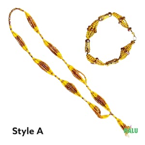 Puede incluir: Un conjunto de dos collares de cuentas en amarillo y marrón. El collar más largo es una cadena larga con un borla en el extremo. El collar más corto es un brazalete con un cierre.