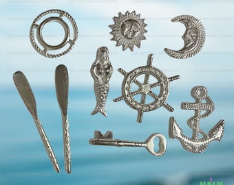 Puede incluir: Un conjunto de nueve dijes de metal plateado con temas náuticos. Los dijes incluyen una sirena, un sol, una luna, un salvavidas, un timón, una llave, un remo y un ancla.