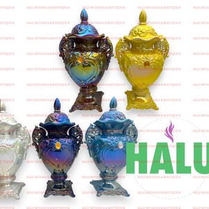 Può includere: Quattro urne decorative in ceramica con disegni decorativi. Le urne sono di vari colori, tra cui oro, argento, blu e iridescente. Ogni urna ha un coperchio e una base con dettagli intricati.