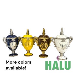 Può includere: Un set di tre tazze in ceramica con finitura opaca e macchiettata. Le tazze sono nei toni del crema, marrone chiaro e marrone scuro. Ogni tazza ha un design semplice e minimalista e un manico arrotondato.