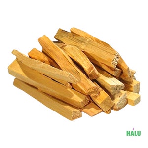 Peut inclure: Un tas de bâtonnets de palo santo brun clair, un type de bois parfumé utilisé pour le smudging et le nettoyage spirituel.
