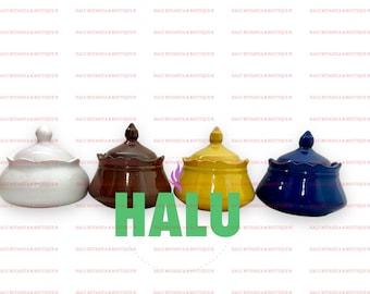 Pode incluir: Quatro potes de cerâmica com tampa em diferentes cores. Os potes são branco, marrom, amarelo e azul. A palavra "HALU" está escrita em letras verdes no centro da imagem.