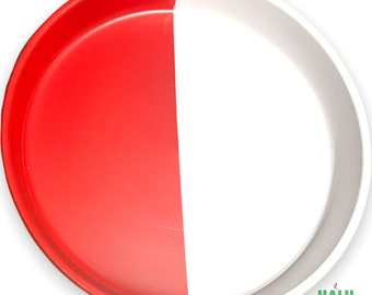 Peut inclure: Un plateau de service rond, bicolore. Une moitié est rouge vif, l'autre est blanche. Le plateau a une finition lisse et brillante et un bord légèrement surélevé. Il est conçu pour servir des aliments ou exposer des objets.