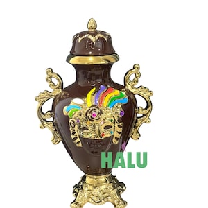 Könnte beinhalten: Rustikales Holzschild mit dem Text "Welcome to our home" in weißer Schrift. Das Schild hat eine Used-Optik und ein schlichtes, einladendes Design, perfekt für die Dekoration im Eingangsbereich.