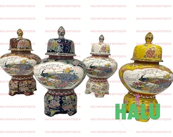 Pode incluir: Quatro jarros de cerâmica decorativos com tampas, cada um com um esquema de cores diferente e um design de pavão. Os jarros têm um estilo asiático tradicional e são decorados com padrões florais e detalhes dourados.