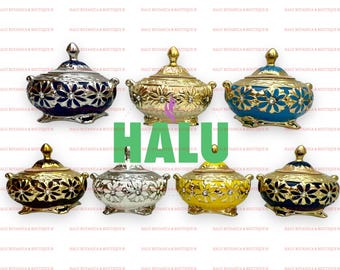 Pode incluir: Seis pratos de servir de cerâmica decorativos com tampas. Os pratos são de várias cores, incluindo azul, dourado, branco e amarelo. Cada prato tem um design floral com detalhes dourados e pedrarias.