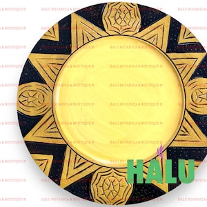 Könnte beinhalten: Ein runder Holzteller mit einem geometrischen Muster in Schwarz und Gold. Der Teller hat einen erhöhten Rand und eine glatte Oberfläche. Das Muster zeigt ein sich wiederholendes Muster aus Dreiecken und Sternen.