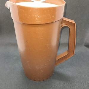 Vintage Tupperware #800 Pitcher Half Gallon (2 qt) Brown Push Button Seal Lid