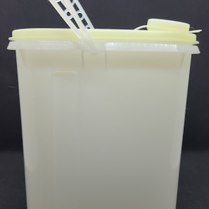 Vintage Tupperware #587 2 QT Beverage Buddy Container Pitcher Sheer Clear with seal & Handle
