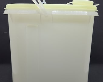 Vintage Tupperware #587 2 QT Beverage Buddy Container Pitcher Sheer Clear with seal & Handle