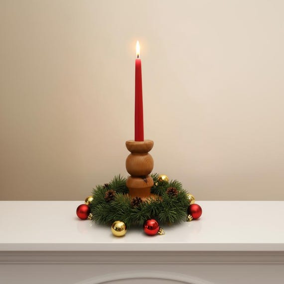 Seltener, großer, antiker skandinavischer Kerzenständer aus Holz, signiert