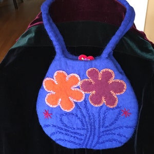 Cartera o bolso de mano con asa superior y cremallera de fieltro de lana de Nepal, azul con alegre estampado de flores en naranja y burdeos
