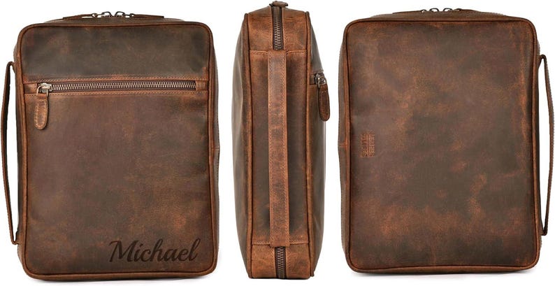 Pu&ograve; includere: Set di tre borse in pelle marrone. Le borse hanno una finitura invecchiata e una chiusura con cerniera. Una borsa ha il nome "Michael" in rilievo. Le borse hanno un manico e una tracolla.