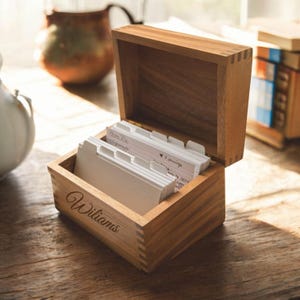 Caixa de receitas de acácia personalizada com porta-cartões, gravação personalizada, presente de inauguração de casa, cozinha, casamento, presente para sua mãe, namorado, aniversário, filho
