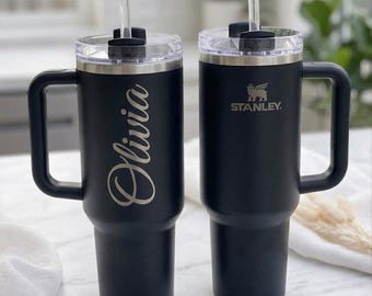 Spersonalizowany kubek podróżny STANLEY CUP TUMBLER, prezent urodzinowy dla nauczycielki i druhny, dla mamy, trenerki ukończenia szkoły, spersonalizowany grawerowany prezent na Dzień Ojca