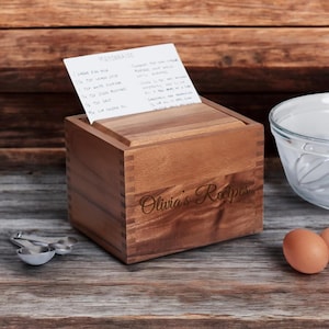 Personalisierte Acacia RECIPE BOX Kartenhalter Individuell gravierte Einweihungsparty Hausmannskost Küche Hochzeitsgeschenk für Sie Mutter Freund Geburtstag Sohn