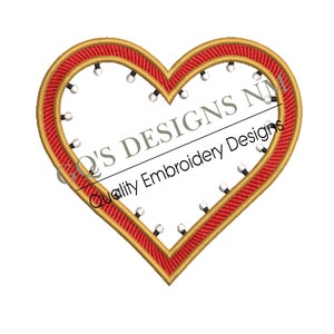 Może przedstawiać: Haftowany wzór serca z czerwoną obwódką i złotymi akcentami. Kształt serca jest obrysowany małymi, równomiernie rozmieszczonymi białymi kropkami. Widoczny jest tekst "Q'S DESIGNS N" i "Quality Embroidery Designs".