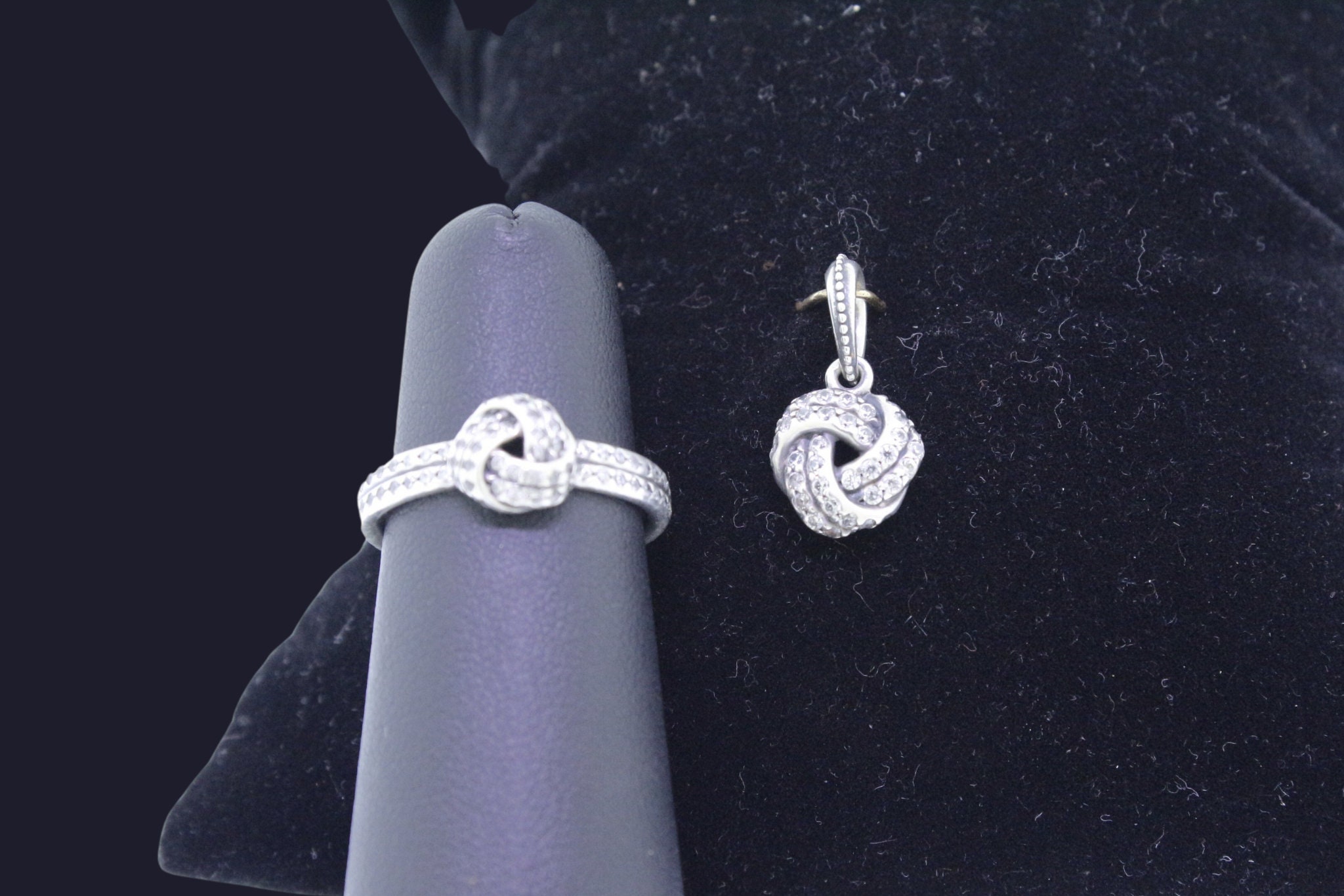 Shimmering knot 2024 ring pandora