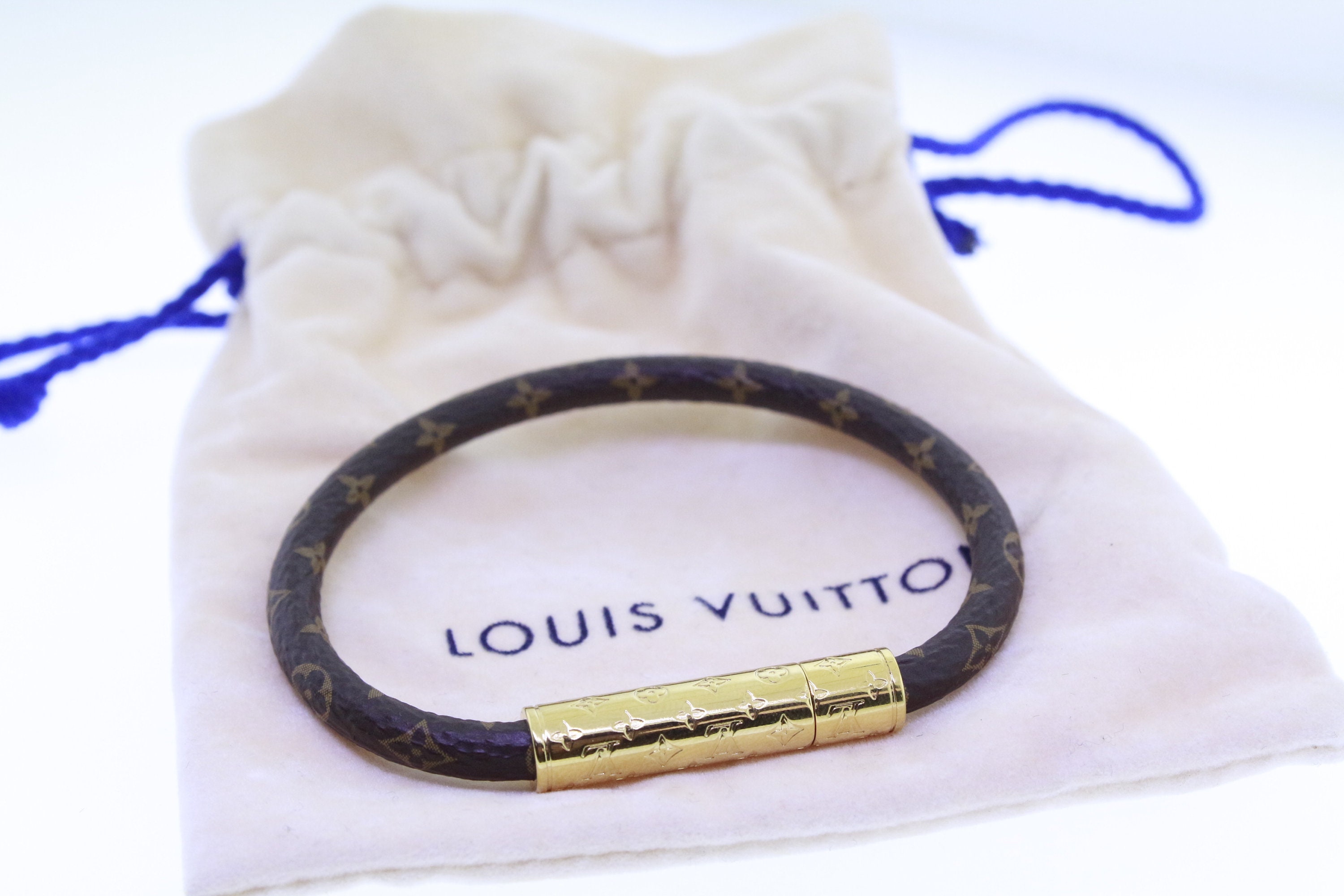 Louis Vuitton LV Confidential Bracelet Brown Monogram. Size 19