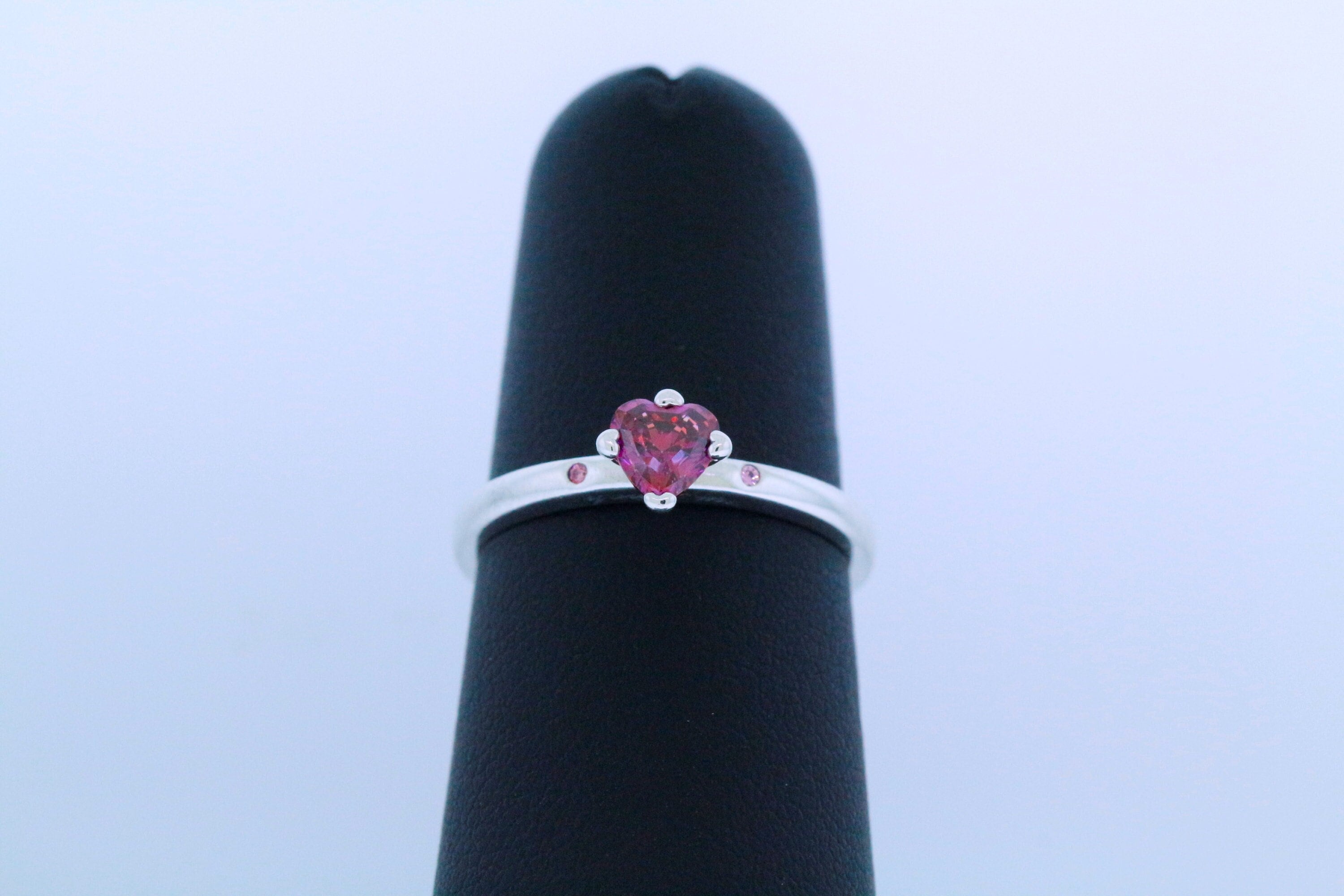 Anello con cuore rosso scintillante sale